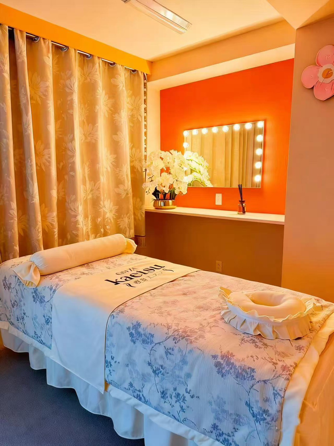 施術の様子。カッピングやマシンでお客様に寄り添うケア。